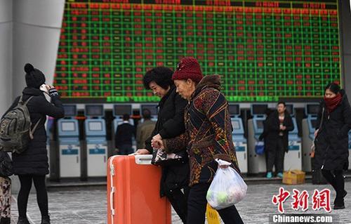 资料图：1月3日，2018年春运首日火车票正式开售，除夕当天(2月15日)火车票将从1月17日开售。<a target='_blank' href='http://www.chinanews.com/'>中新社</a>记者 杨艳敏 摄