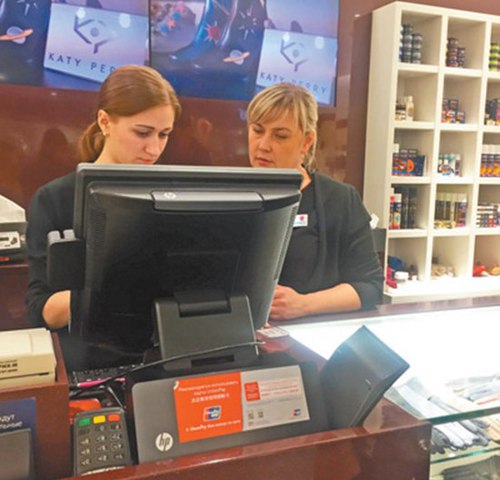 在俄罗斯，银联卡已拥有了相当规模的覆盖率。图为商场里随处可见的银联卡标识。吴焰 摄