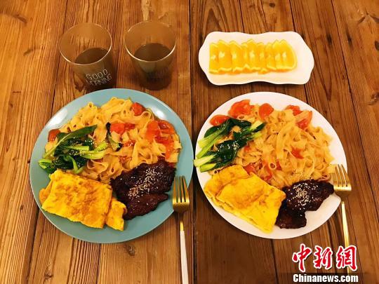 杨小娜做的早餐每天都要有肉、有蔬菜水果、流食、主食，可以做到一个月不重复。受访者提供