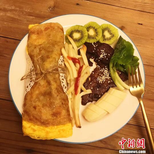 杨小娜做的早餐每天都要有肉、有蔬菜水果、流食、主食，可以做到一个月不重复。受访者提供