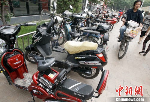 近日，公安部、工信部、国家工商总局、国家质检总局等四部委联合下文，要求整改当下电动自行车产业。图为5月29日，北京某大型超市前的自行车停车场中多半为电动车。<a target='_blank' href='http://www.chinanews.com/'>中新社</a>发 张宇 摄