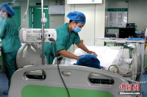资料图：医护人员在给患者治疗。 <a target='_blank' href='http://www.chinanews.com/'>中新社</a>记者 田进 摄