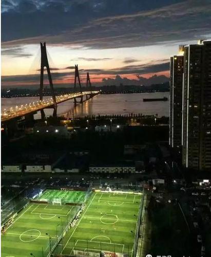 武汉一垃圾场被改造成足球场 因涉违建被强制拆除