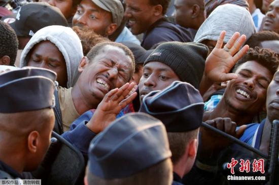 当地时间7月7日，法国警方对巴黎北部的难民营进行了疏散，约2500名难民居住于此。