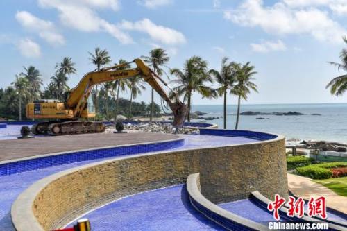 资料图：工程机械对违规项目进行拆除?！÷嬖品?摄