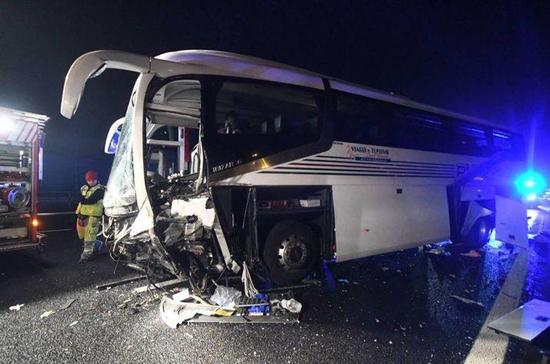 意大利载35名中国游客大巴撞上隔离带 致多人受伤