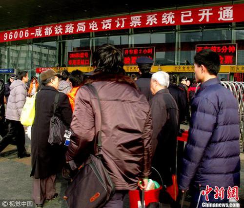 资料图:民众排队买票。 图片来源:视觉中国 点击进入下一页