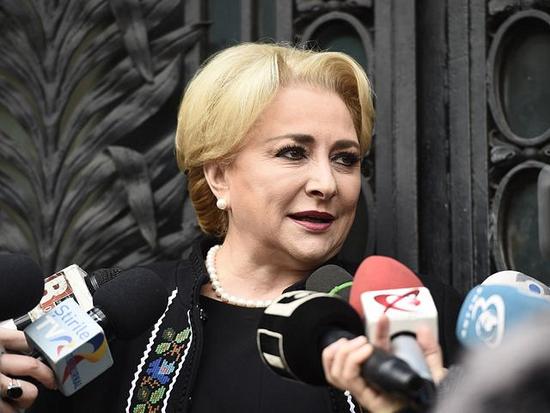 1月17日，罗马尼亚新提名总理维奥丽卡·登奇勒在总统府接受媒体记者采访。（新华社发）