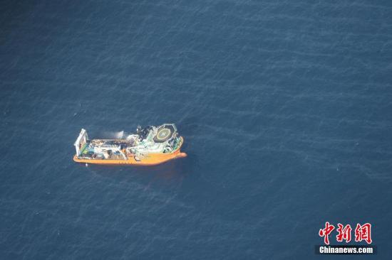 1月17日，交通运输部继续组织协调各方力量开展应急处置行动。据现场消息，16日7时30分，“海巡166”轮抵达现场开展扫测，目前沉船位置已经确定。扫测结果表明，“桑吉”轮坐沉状态，艏向12度，右舷距船艏约60米有破损，沉船周围水深115米，未发现其他异常障碍物。 图片来源：视觉中国