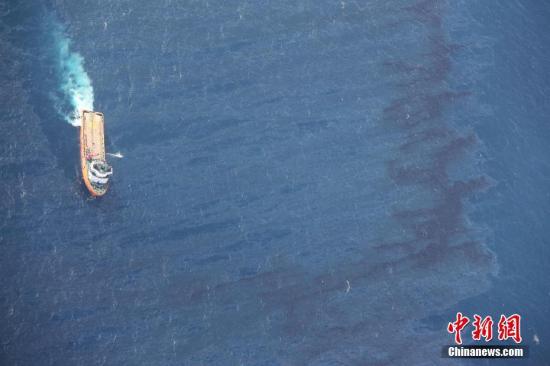 “桑吉”轮碰撞爆燃事故。 图片来源:视觉中国 点击进入下一页