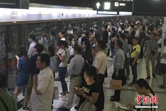 图为北京地铁客流量高峰时段。<a target='_blank' href='http://www.chinanews.com/' >中新网</a>记者 富宇 摄 点击进入下一页