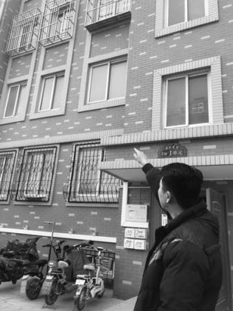 穆心亮介绍当时女孩所在的位置 记者 刘云鹤 摄 点击进入下一页