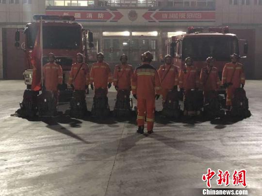 乌鲁木齐消防人员集结。　杨俊辉 摄