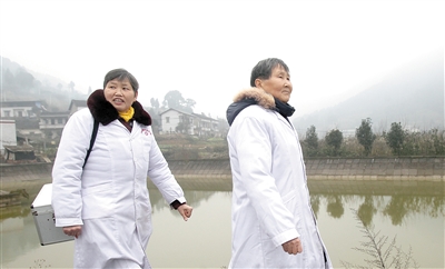 北碚区歇马镇虎头村，汪淑玉(左)和汪兴莲一起出诊。