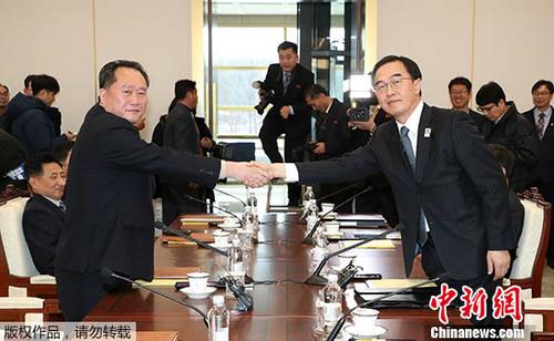 1月9日，韩方代表团团长、统一部长官赵明均(右)和朝方代表团团长、朝鲜祖国和平统一委员会委员长李善权在板门店韩方一侧“和平之家”握手。