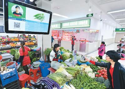 　2017年11月29日，在安徽合肥瑶海区胜利智能农贸市场，市民在扫码支付。
　　张大岗摄(新华社发)

