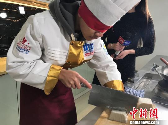 “95后”湘菜厨师亮刀工绝活冀其成“厨艺文化”