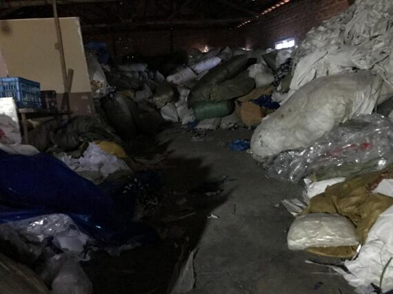 加工“回收料”的小作坊堆满了来历不明的垃圾 加工“回收料”的小作坊堆满了来历不明的垃圾