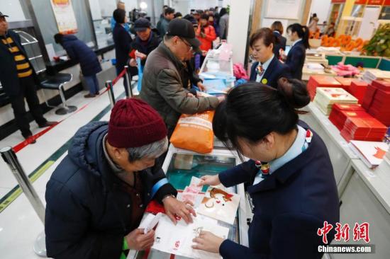 资料图：上海民众通宵排队购买《戊戌年》特种邮票。
<a target='_blank' href='http://www.chinanews.com/'>中新社</a>记者 殷立勤 摄