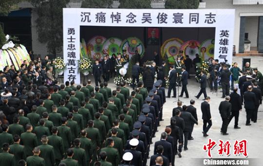 追踪：四川威远万余民众夹道送消防英雄魂归故里