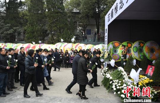 民众送别英雄?！×踔铱?摄