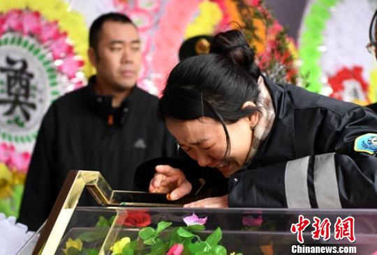 妻子周芳芳痛别丈夫吴俊寰?！×踔铱?摄