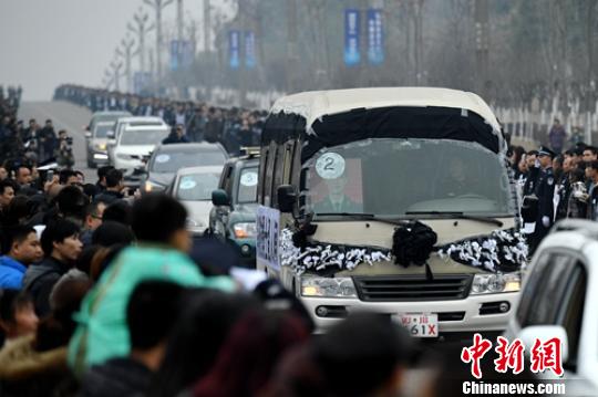 万余民众夹道送消防英雄魂归故里。　刘忠俊 摄