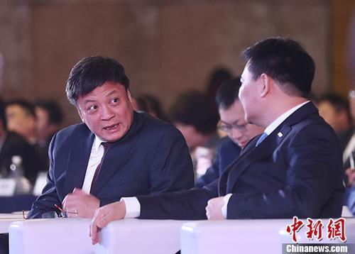 2017年12月19日，融创中国董事会主席孙宏斌与苏宁集团董事长张近东交流。中新社记者 泱波 摄