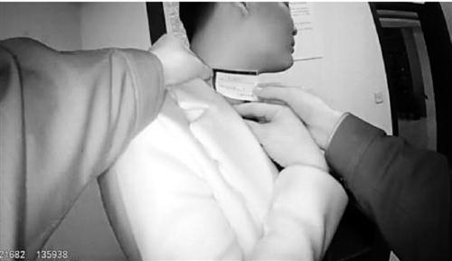 闫某向警方展示被“抢劫”之后的刀痕。 点击进入下一页