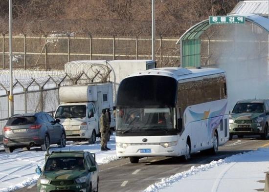 朝鲜女子冰球代表团抵韩 将与韩球员组队参加冬奥