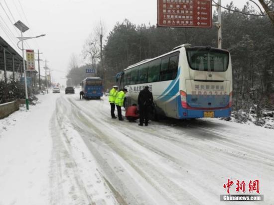 资料图：湖北宜昌遇强降雪，路政交警“保畅总动员”。 李开明 摄