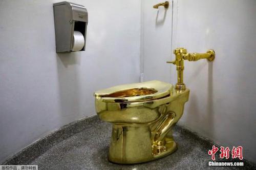 资料图:古根海姆博物馆展出的黄金马桶。 点击进入下一页