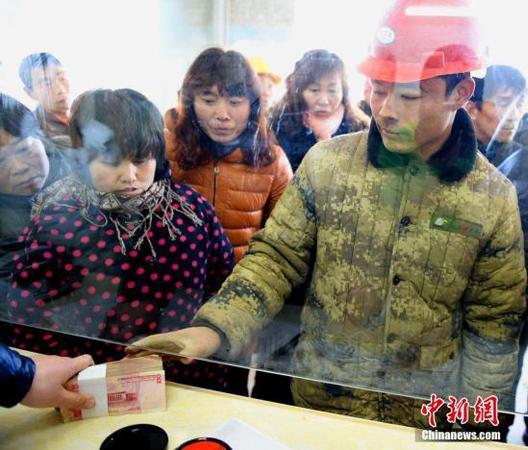 资料图：农民工领取被拖欠的工资。刘勤利 摄 图片来源：CFP视觉中国