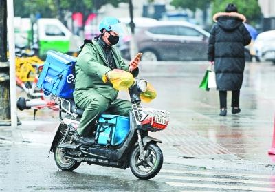 外卖小哥顶风冒雪送餐记者李子云 摄 点击进入下一页