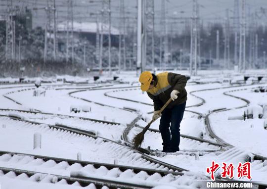 乔司站工人进行扫雪除冰作业 铁路乔司站提供