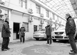 ▲工作间隙4人踢毽子解困记者张全录 通讯员彭雪琴 摄 点击进入下一页