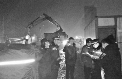 ▲4人夜查工地 点击进入下一页