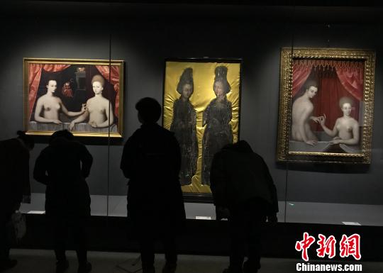 广东省新会博物馆的木板油画《新会木美人》(中)、法国卢浮宫藏品《加百利和她的妹妹》(左)、意大利乌菲齐美术馆藏品《沐浴中的女人》。　邓霞 摄