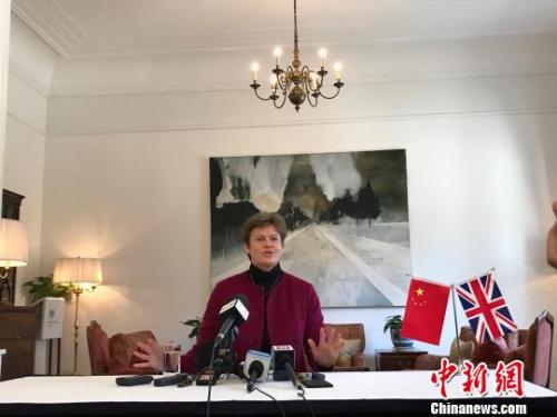英国首相特雷莎·梅将于本月31日至2月2日开启第二次访华之旅。图为英国驻华大使吴百纳29日在北京介绍此访亮点?！⌒ば?摄