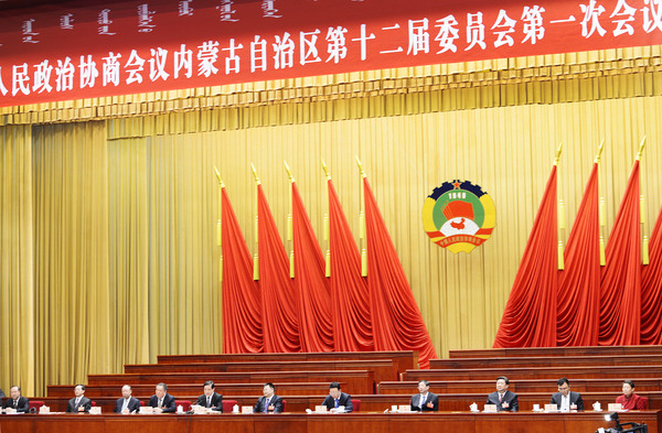 2.政协内蒙古自治区第十二届委员会新当选的主席、副主席、秘书长在会议现场pg