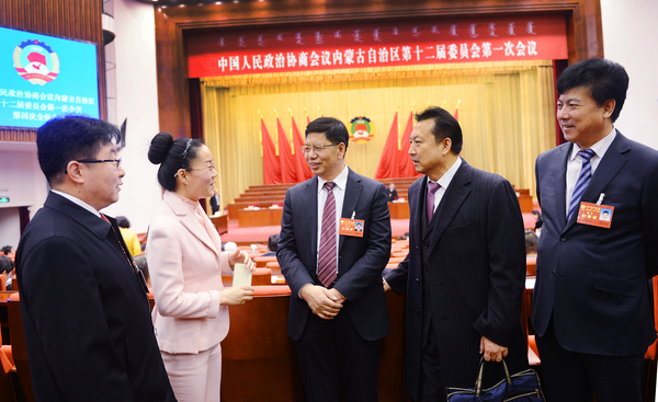 5.工商联届委员在政协内蒙古自治区第十二届会议间隙交流意见jpg