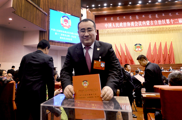 8政协内蒙古自治区第十二届委员会新委员赵智强投出庄严的一票jpg