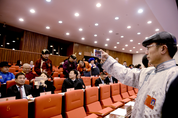 2.一名蒙古族委员在记录新一届的开始。jpg