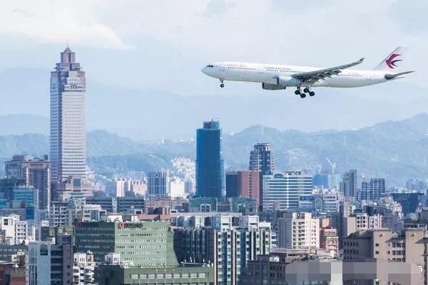 台拒批加班机影响5万人 台商:叫我们游泳回去好了