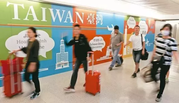 台拒批加班机影响5万人 台商:叫我们游泳回去好了