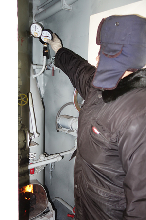 4-工作人员正在查看内燃机车上的压力表 4-工作人员正在查看内燃机车上的压力表