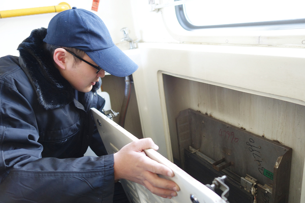 5-共组人员正在检修火车上的电暖气 5-共组人员正在检修火车上的电暖气