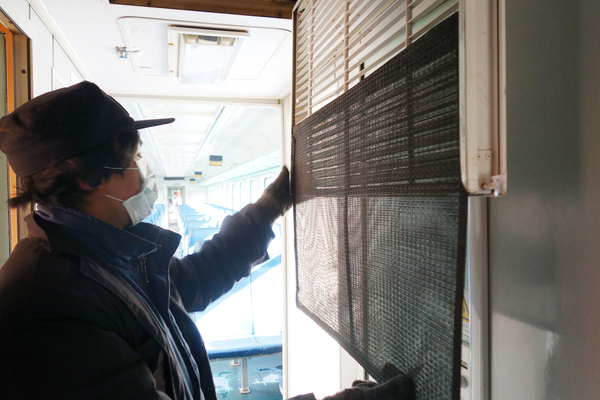 6-工作人员正在检修火车空调 6-工作人员正在检修火车空调