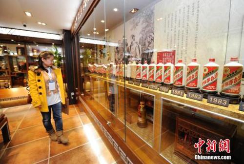 资料图:展柜中的茅台酒 张瑶 摄 资料图:展柜中的茅台酒 张瑶 摄