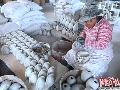 孙允兵厂中,一位年近70岁的老人正在忙于生产 点击进入下一页